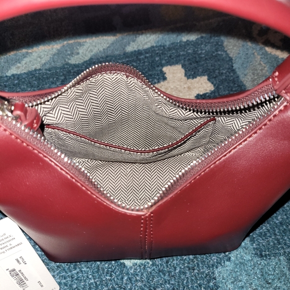 Burgundy handbag with silver hardware and chain - Picture 5 of 7